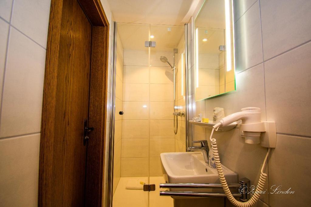 Hotel Zwei Linden - Links Der Elbe - Niedersachsen Balje Екстер'єр фото